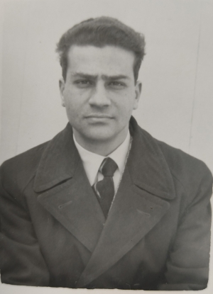 Νεανική φωτογραφία του Κώστα Κριμπά, μετέπειτα καθηγητή της Γεωπονικής και πάντα ευαίσθητου με τα ποιητικά.