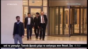 11 Απριλίου 2016. Ο υπουργός Οικονομίας Ανάπτυξης και Τουρισμού Γιώργος Σταθάκης αποχωρεί από το ξενοδοχείο Χίλτον, όπου διεξάγεται η διαπραγμάτευση με τους εκπροσώπους των δανειστών και εταίρων μας. Η εικόνα από το Mega Chanell.